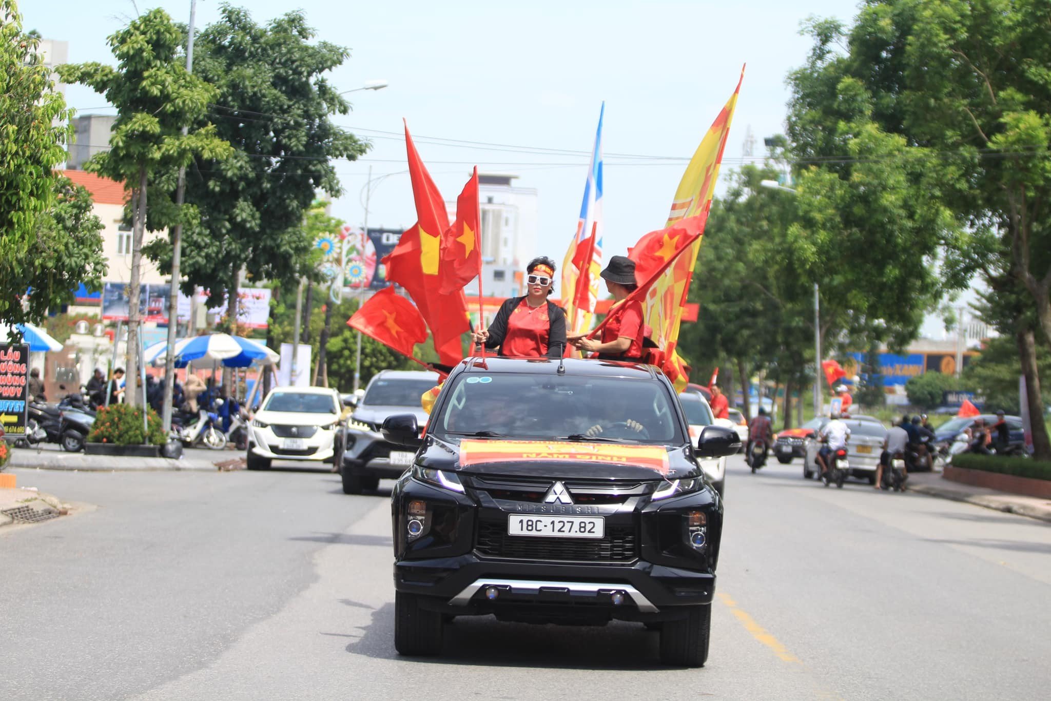 CHÙM ẢNH: CĐV Nam Định đổ về khách sạn nơi ĐT Việt Nam đóng quân - Ảnh 10
