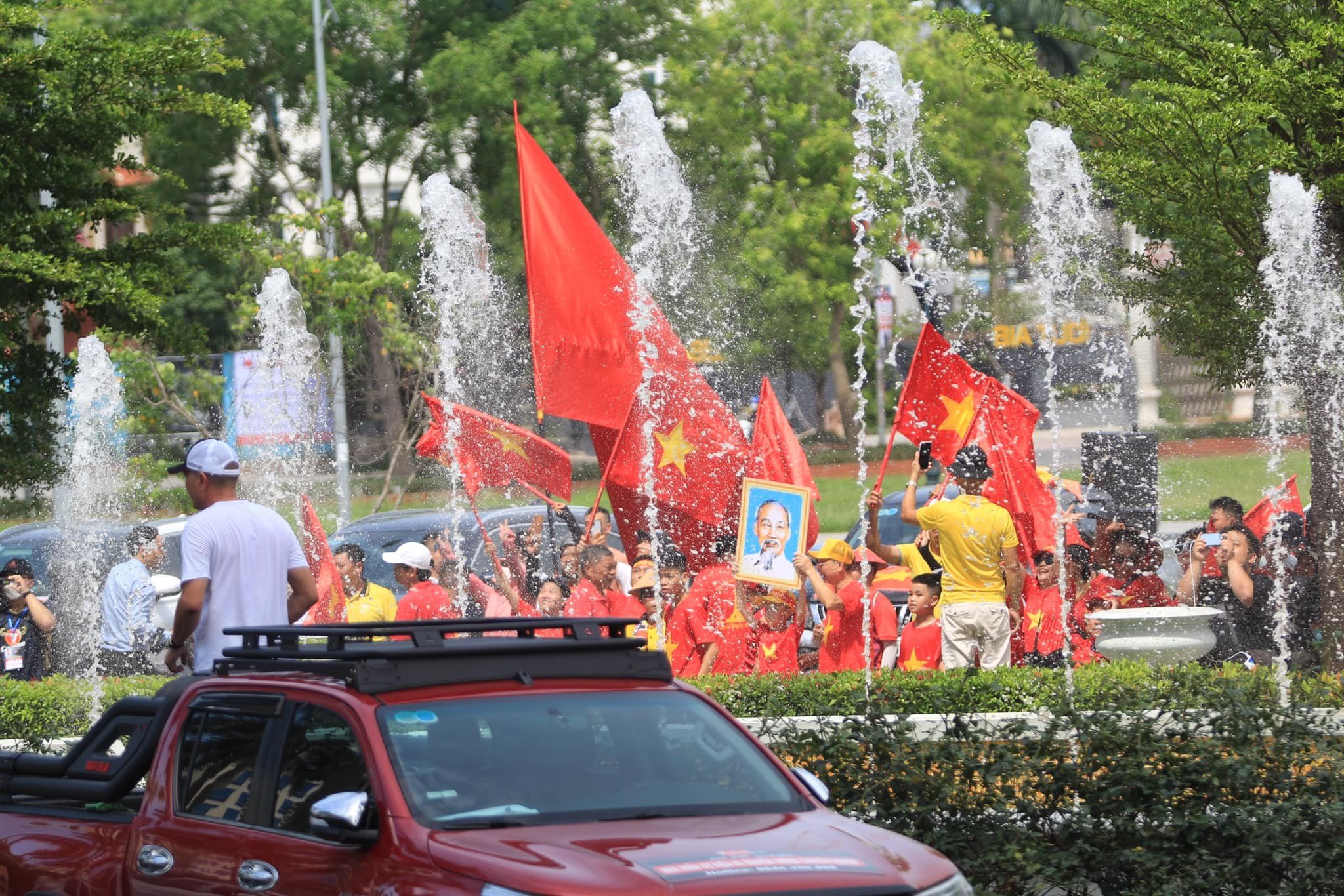 CHÙM ẢNH: CĐV Nam Định đổ về khách sạn nơi ĐT Việt Nam đóng quân - Ảnh 14