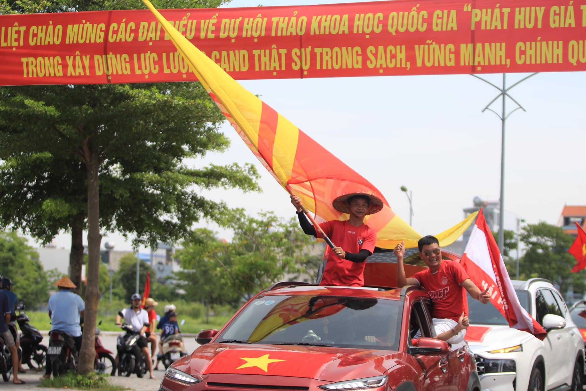 CHÙM ẢNH: CĐV Nam Định đổ về khách sạn nơi ĐT Việt Nam đóng quân - Ảnh 6