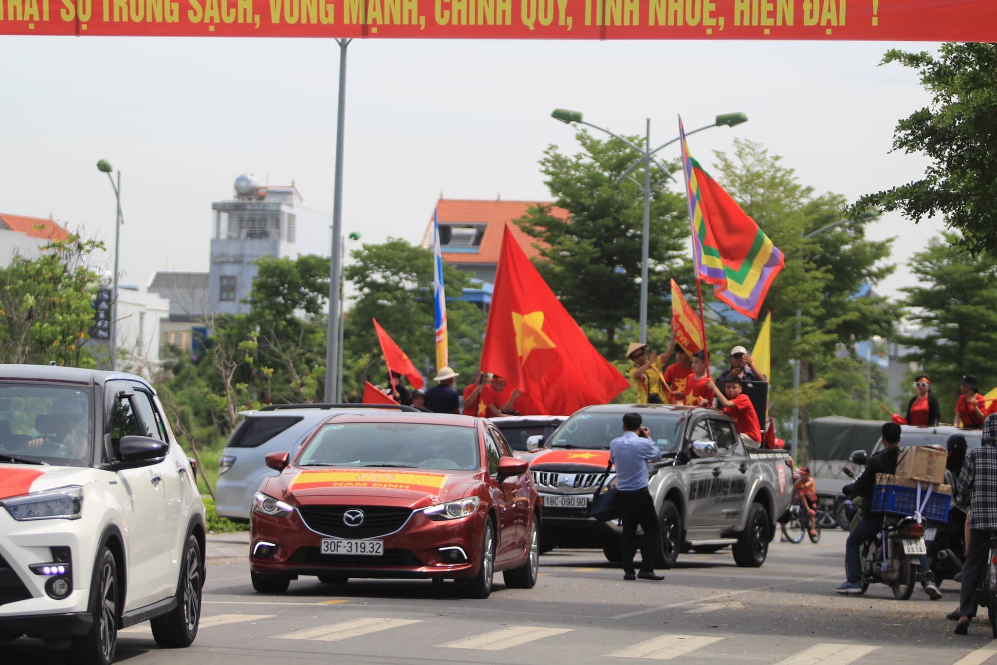 CHÙM ẢNH: CĐV Nam Định đổ về khách sạn nơi ĐT Việt Nam đóng quân - Ảnh 8