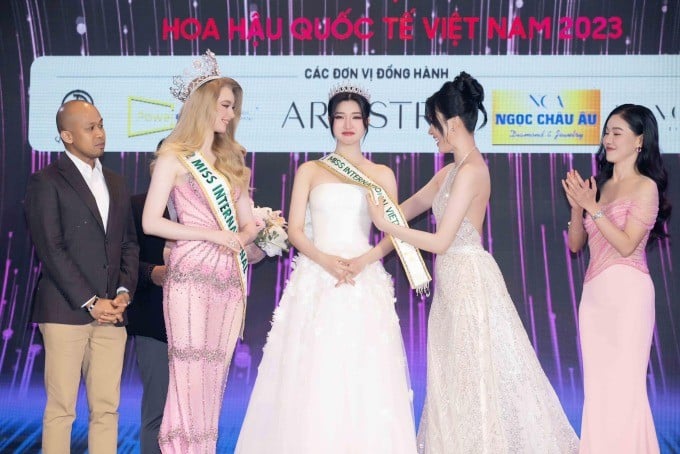 Khoảnh khắc Phương Anh trao sash cho Phương Nhi đi thi Miss International 2023 (Ảnh: FBNV)