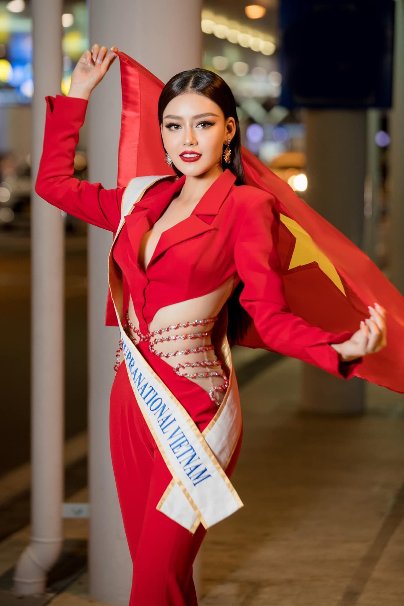 Video: Thanh Ngân gây thất vọng khi chào sân Miss Supranational 2023, tiếng Anh bập bẹ, lộ rõ sự hồi hộp - Ảnh 1