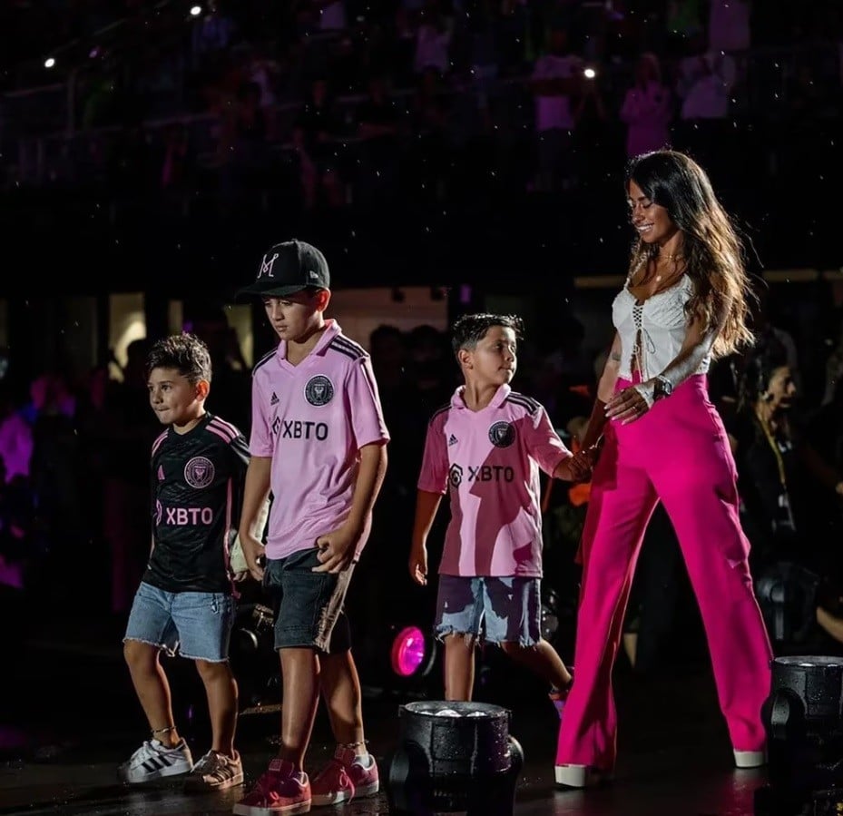 Vợ cùng 3 con trai Messi thường xuyên góp mặt ở các sự kiện thể thao của chồng