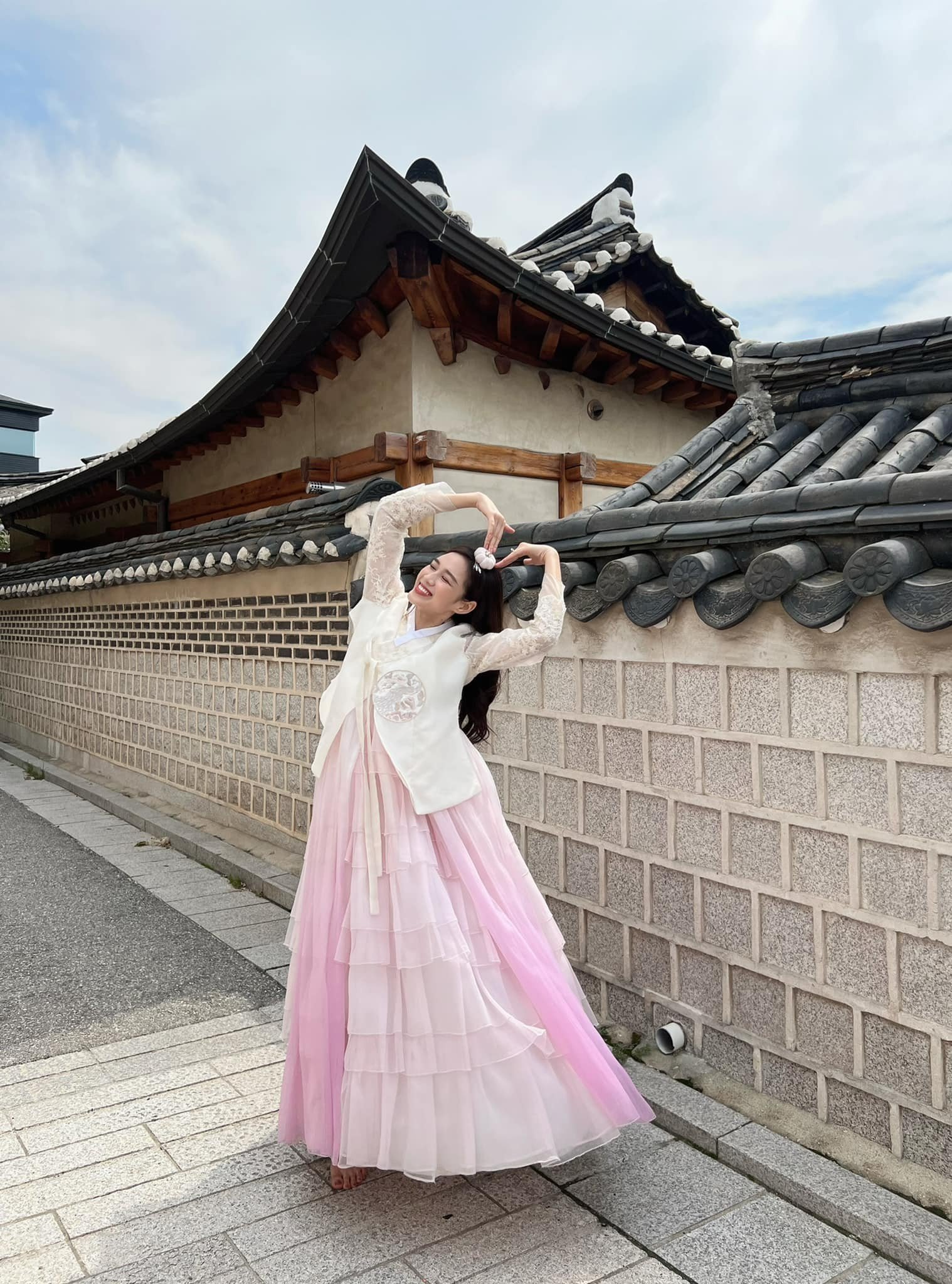 Đỗ Hà diện hanbok Hàn Quốc khiến dân tình xuýt xao - Ảnh 4