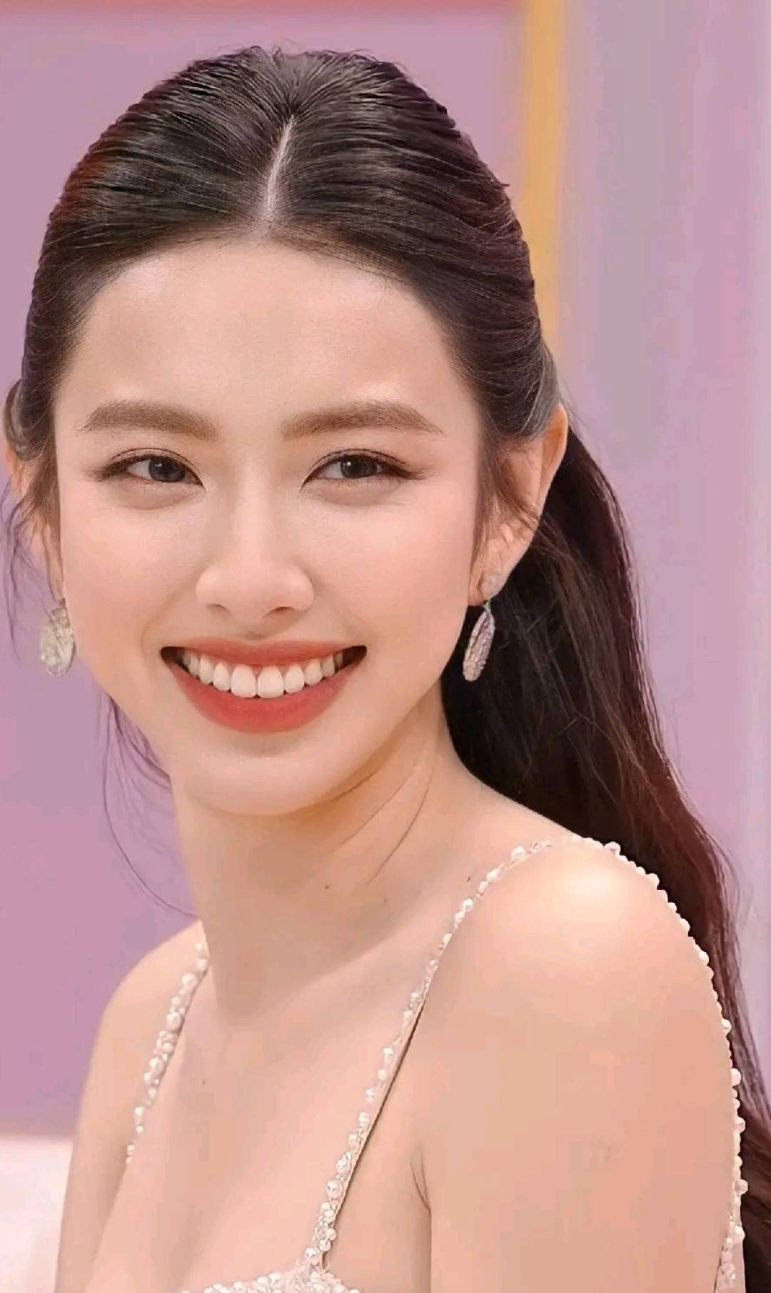 Hoa hậu Thùy Tiên đẹp 'phát sáng' trên sóng truyền hình - Ảnh 2