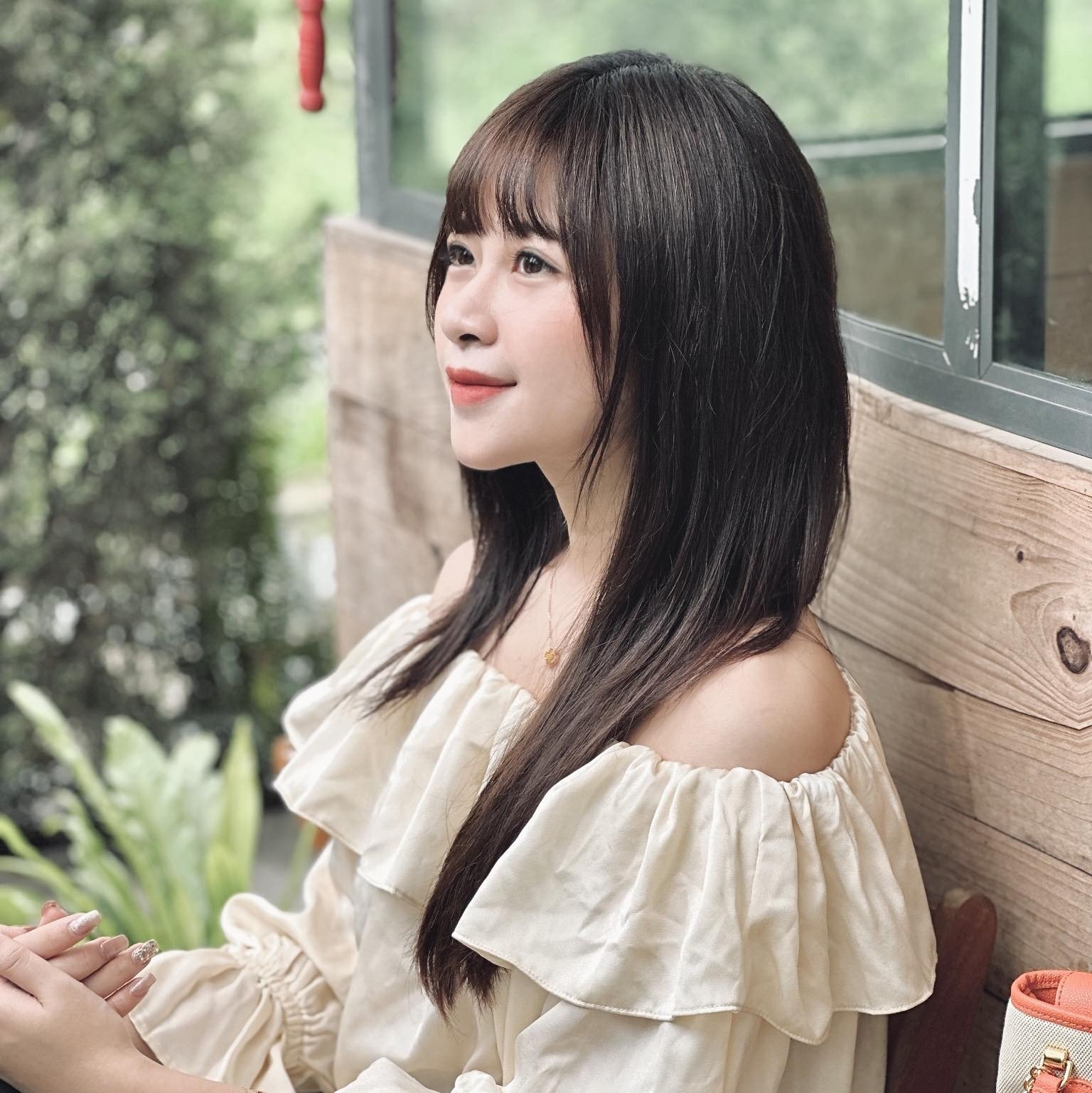 Nhật Linh đăng tải hình ảnh khoe cắt tóc mái đầy trẻ trung