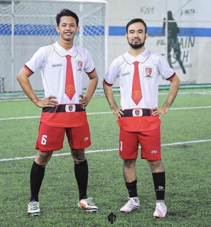 CLB Bola Satukan Kita sử dụng một mẫu đồng phục học sinh làm trang phục thi đấu