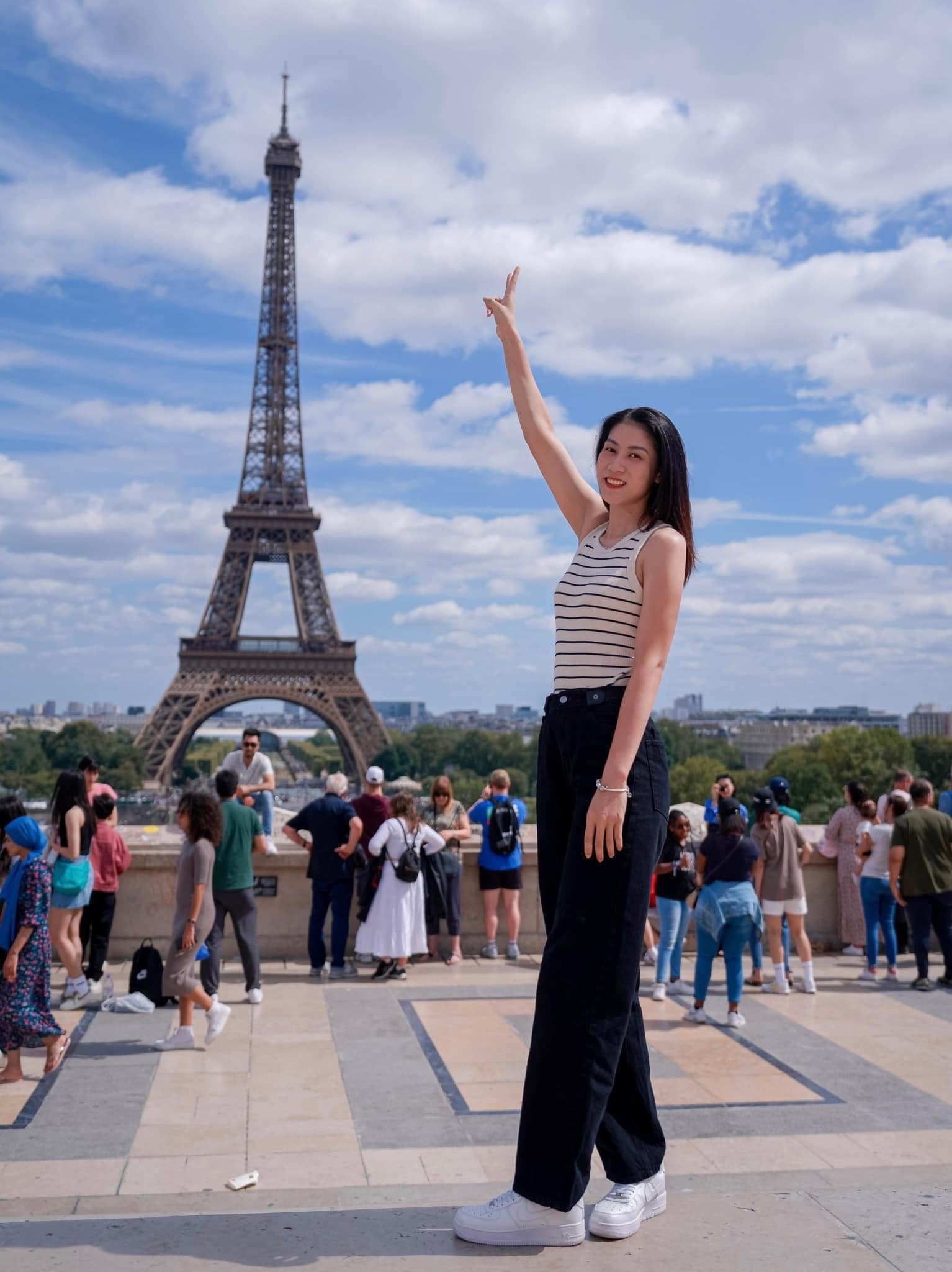 Kiều Trinh thả dáng cạnh tháp Eiffel (Pháp) nhân dịp dự giải FIVB Challenger Cup 2023 cùng tuyển Việt Nam