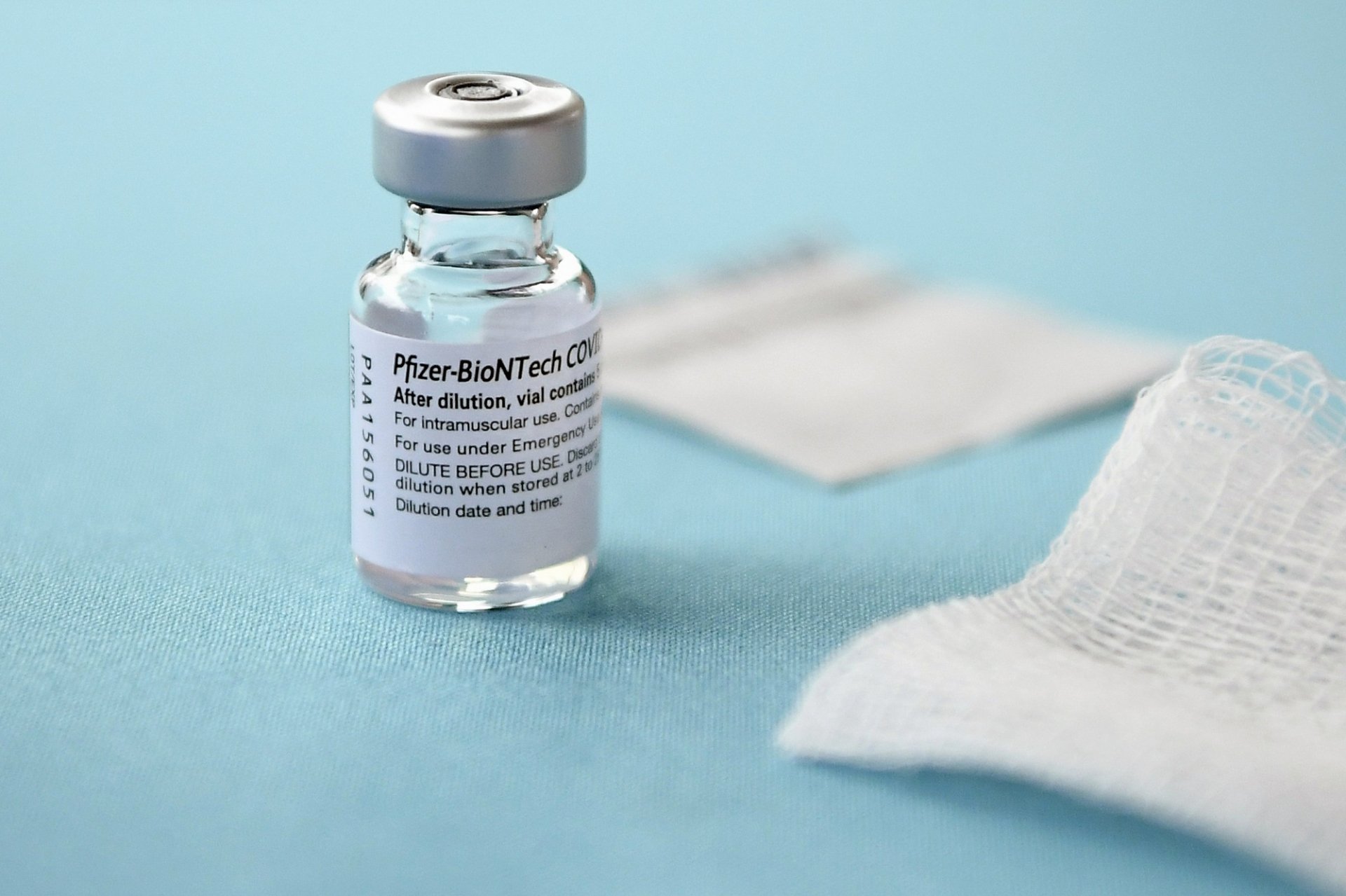 Cơ quan chuyên môn của Bộ Y tế vừa phân bổ gần 2,1 triệu liều vắc-xin phòng Covid-19 phục vụ công tác tiêm chủng trong đó có 1.888.380 liều vắc-xin Pfizer. Ảnh: Người Lao Động