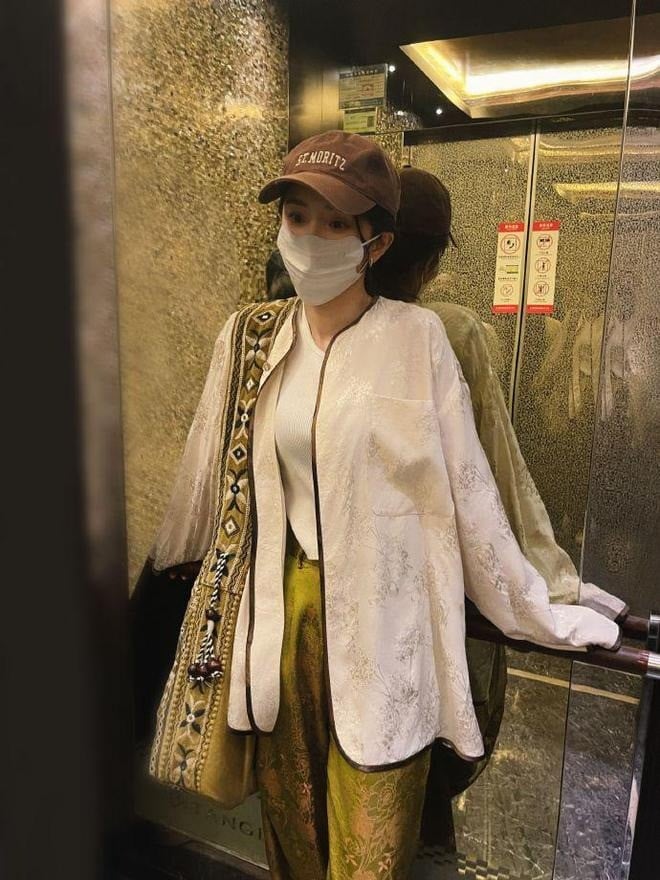 Khi Dương Mịch mặc bộ quần áo độc đáo đi trong thang máy, cô như đang chìm trong dòng suy ngẫm vô tận, dáng người mảnh khảnh cũng đẹp không tì vết, hoàn toàn không thể nhận ra nữ diễn viên đã 36 tuổi.