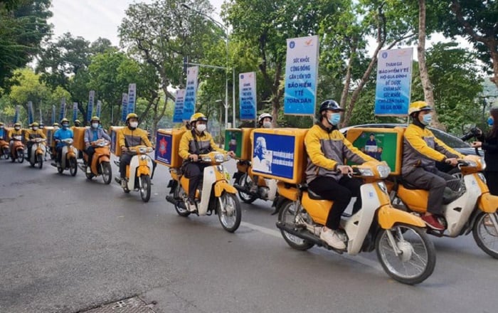 Đoàn xe tuyên truyền về chính sách BHXH tự nguyện trên phố Đinh Tiên Hoàng (quận Hoàn Kiếm)