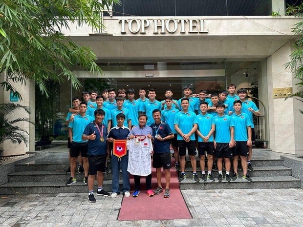 Tuyển Olympic Việt Nam tặng chiếc áo có chữ ký của toàn đội để đấu giá hỗ trợ nạn nhân vụ cháy