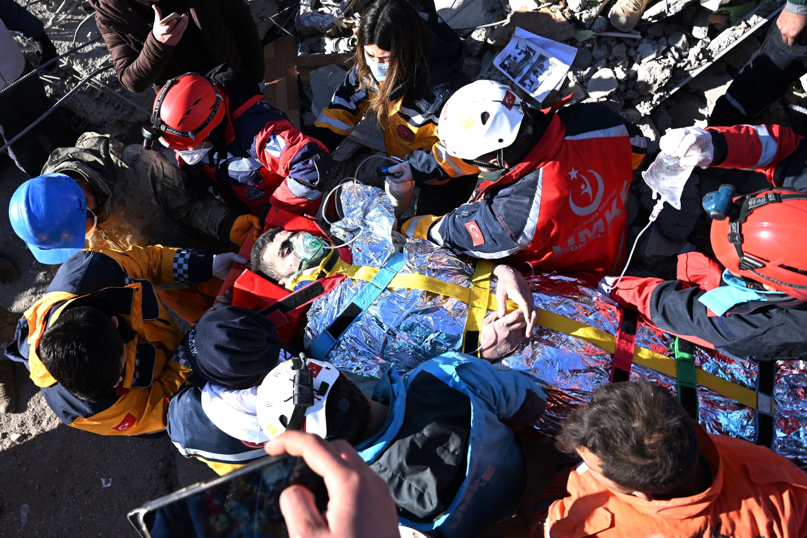 Có rất nhiều nạn nhân được giải cứu sau hơn 200 giờ xảy ra động đất tại Thổ Nhĩ Kỳ. Đây được xem là điều kỳ tích. Ảnh: CNN