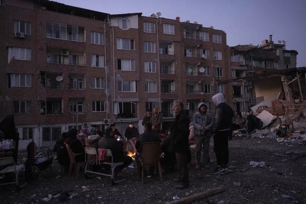 Nhiều người dân vẫn chờ đợi quanh các đống đổ nát sau trận động đất ở Thổ Nhĩ Kỳ để chờ mong tin tức của người thân. (Ảnh: AP).
