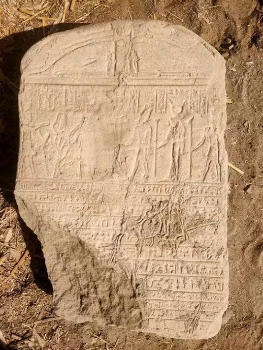 Bên dưới bức tượng, nhóm nghiên cứu cũng đã khai quật được một tấm bia hoặc phiến đá thời La Mã, được khắc bằng cả chữ tượng hình và chữ viết bình dân, văn bản đang chờ dịch thuật. (Ảnh: Bộ Du lịch và Cổ vật Ai Cập).
