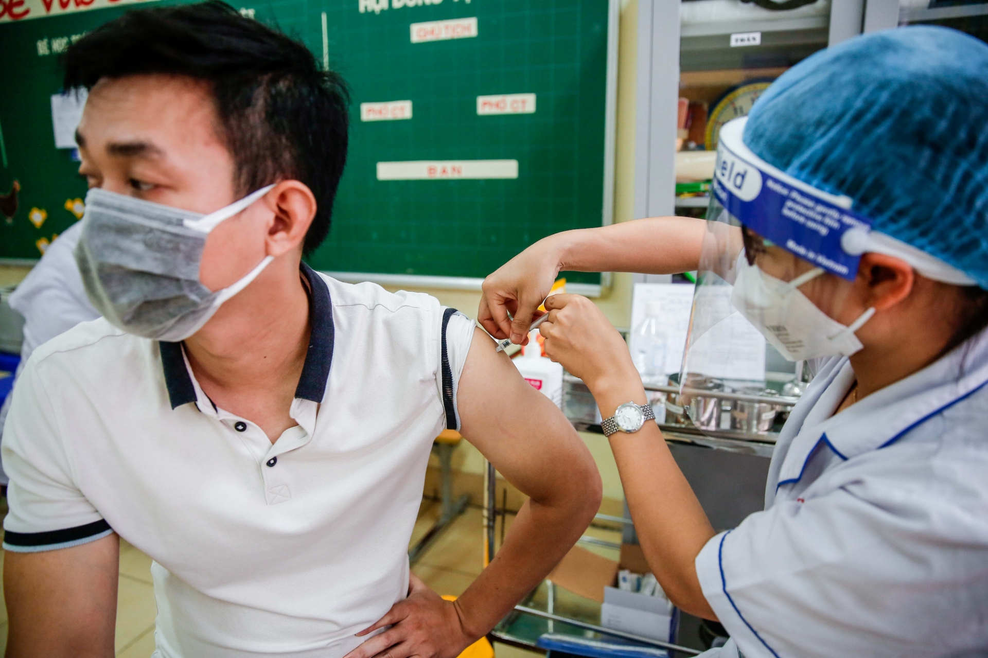 TP.HCM đề xuất tiêm nhắc lại mũi 3 vắc xin Covid-19 cho nhóm nguy cơ cao. Ảnh minh họa: Báo Người Lao Động