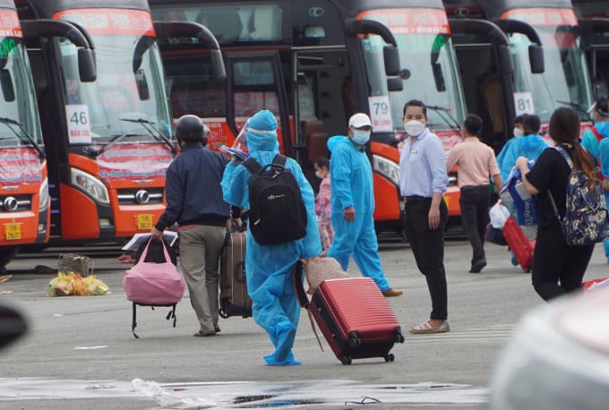 Xe khách chở người dân từ TP HCM về Lâm Đồng hôm 9/10. Ảnh: Báo VnExpress