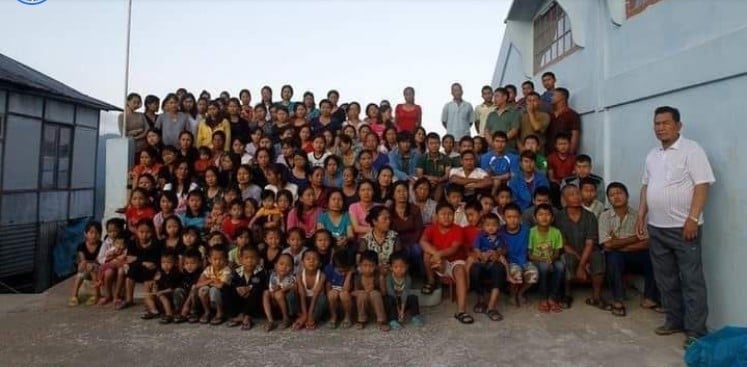 Gia đình lớn nhất thế giới gần 200 thành viên sống chung dưới một mái nhà - Ảnh 1