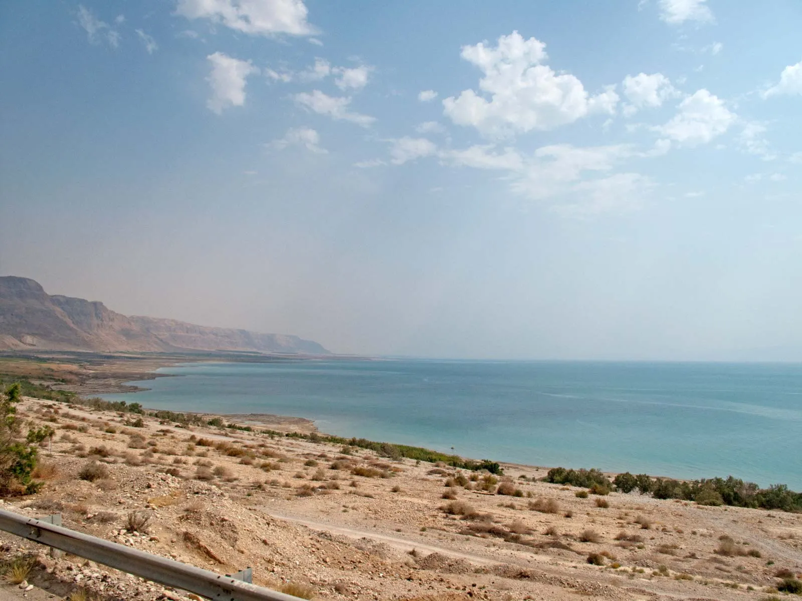 Đường bờ biển Chết, phía đông Israel. Ảnh: Shawn McCullars
