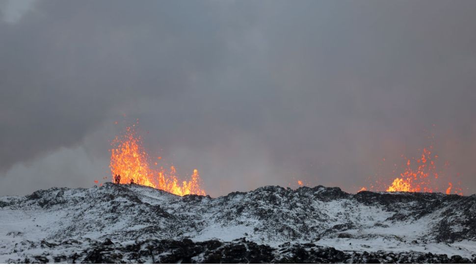 Các nhà nghiên cứu núi lửa từ Đại học Iceland theo dõi vụ phun trào trên bán đảo Reykjanes vào ngày 19 tháng 12 năm 2023. (Ảnh: Micah Garen / Getty Images)
