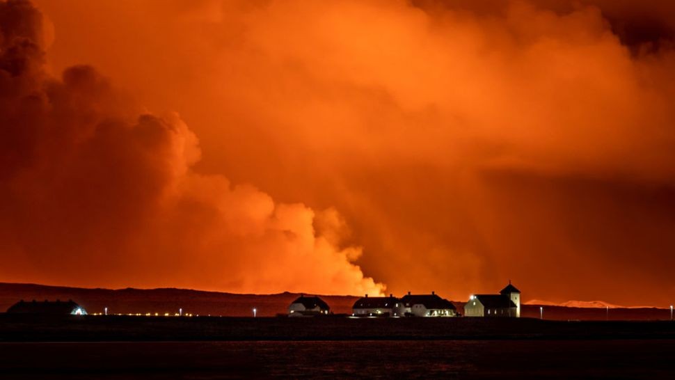 Quang cảnh Bessastadir, nơi ở chính thức của Tổng thống Iceland khi núi lửa phun ra dung nham và khói khi phun trào. (Ảnh: NurPhoto / Getty Images)