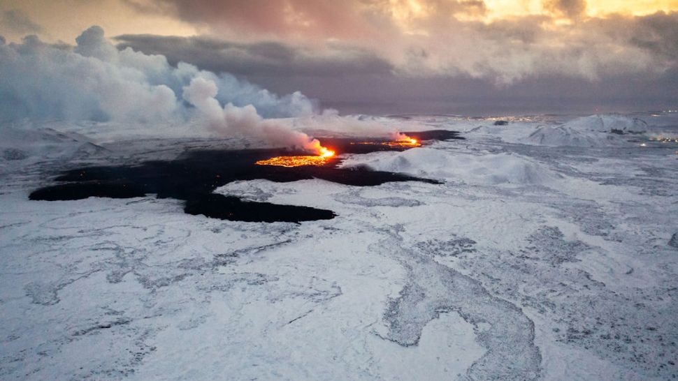 Sau nhiều tuần hoạt động địa chấn, một máy bay không người lái quan sát ngọn núi lửa đang phun trào trên Bán đảo Reykjanes. (Ảnh: NurPhoto / Getty Images)