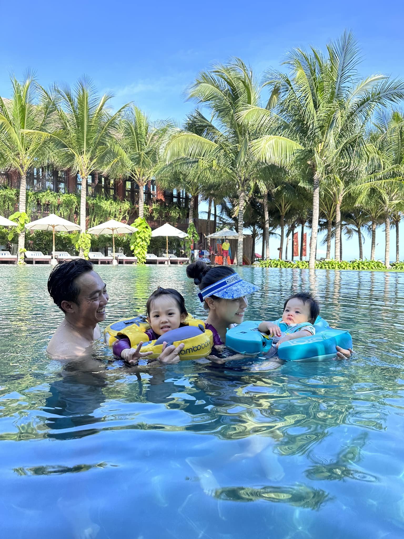Gia đình nhỏ hạnh phúc của Đàm Thu Trang, Cường Đô La và hai nhóc tì Suchin, Sutin khiến nhiều người ngưỡng mộ.