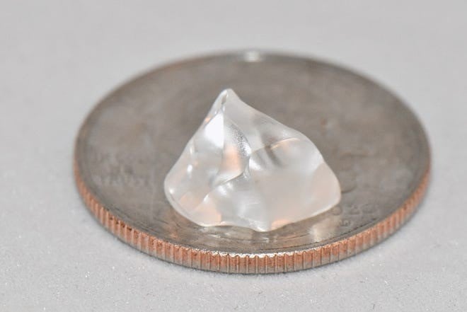 Viên kim cương được Jerry Evans tìm thấy trong lúc đi dạo ở công viên.