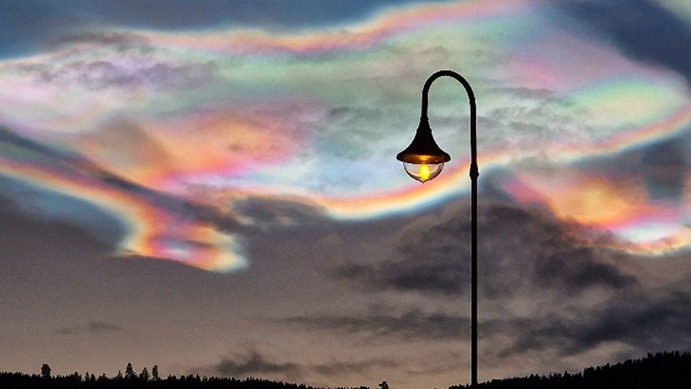 Những đám mây óng ánh, có màu cầu vồng, được gọi là đám mây tầng bình lưu vùng cực, đã được phát hiện trên khắp Bắc Cực trong nhiều ngày liên tục. (Ảnh: Ramunė Šapailaitė)