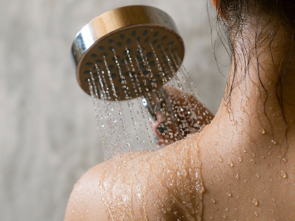 Tắm nước lạnh có thể làm co mạch máu, giảm lưu thông máu và ảnh hưởng đến hệ thống tuần hoàn máu