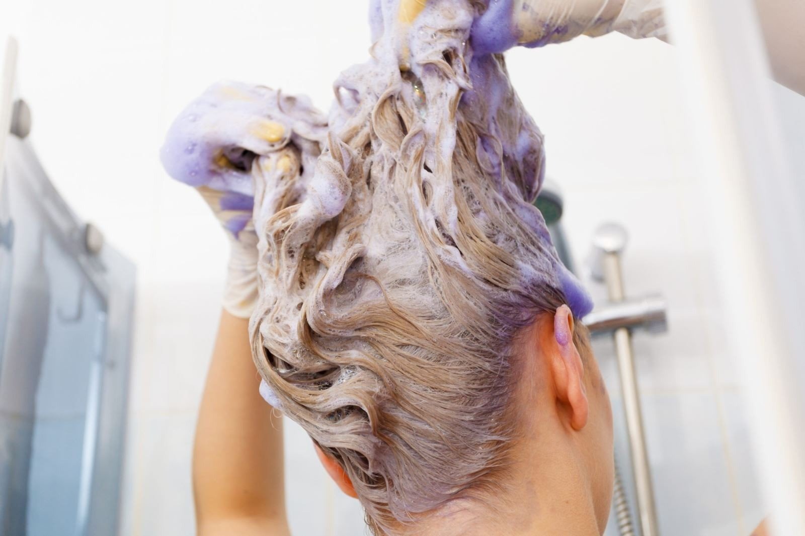 Người người nhà nhà đổ xô tẩy nhuộm tóc dịp cận Tết, ghim mẹo này để không còn đau rát - hại da đầu - Ảnh 2