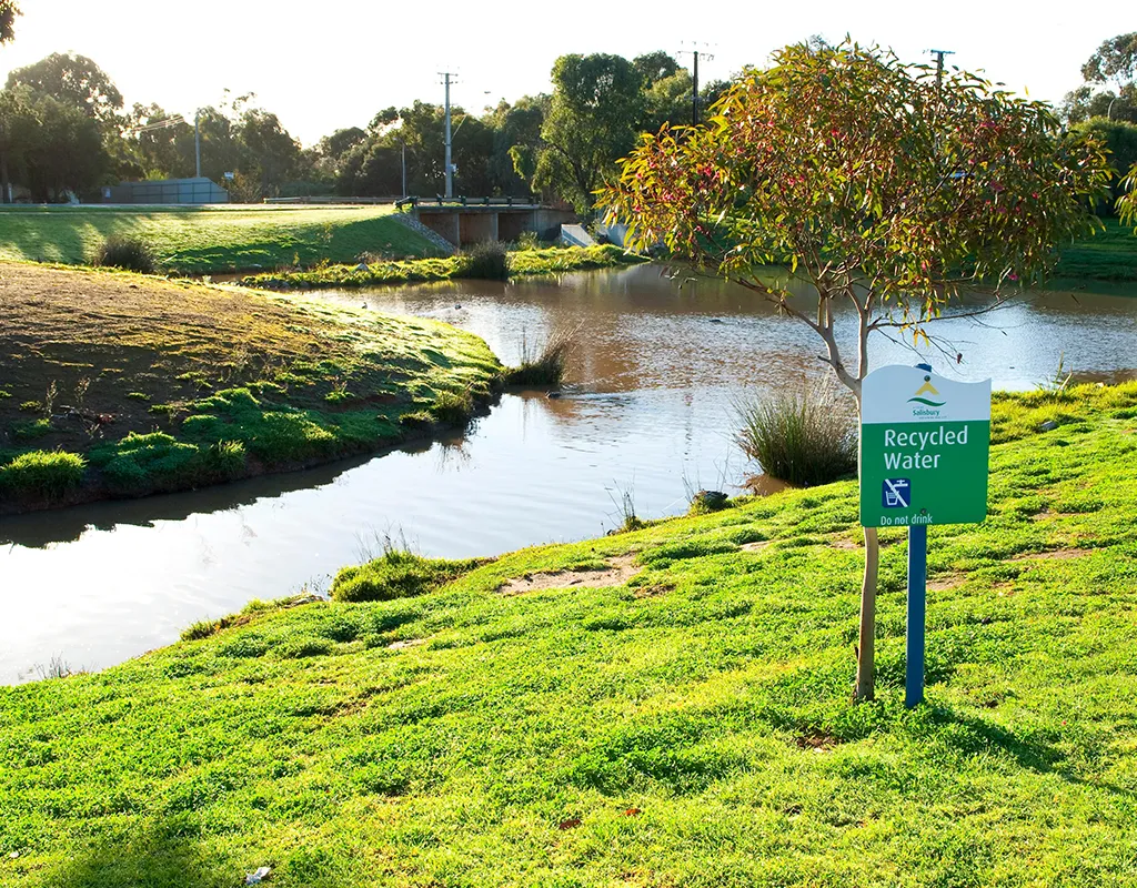 Biển báo nước tái chế bên cạnh một con sông ở Salisbury, ngoại ô Adelaide, Australia. Ảnh: Alamy