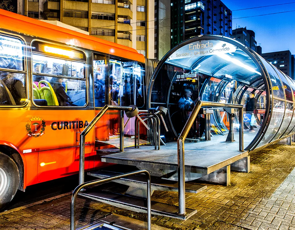 Một trong những trạm xe buýt hình ống đặc biệt ở Curitiba. Ảnh: Alamy