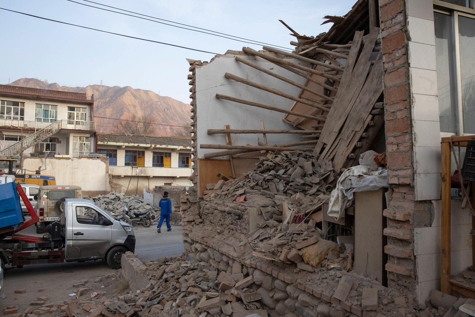 Khung cảnh ngổn ngang sau trận động đất ở Trung Quốc. Ảnh: EPA-EFE