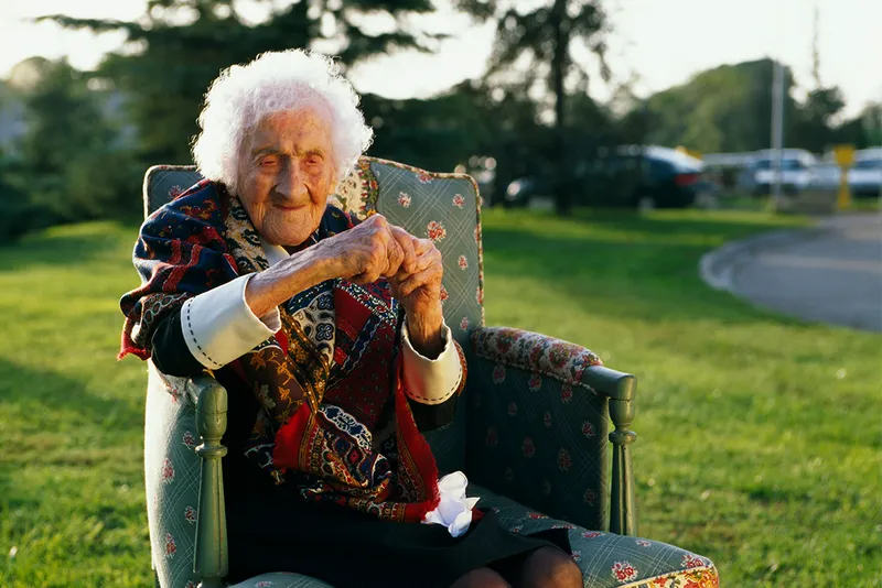 Người giữ kỷ lục sống lâu nhất thế giới: Jeanne Calment chụp ảnh năm 1995, ở tuổi 120. Ảnh: Pascal Parrot/Sygma/Getty Images