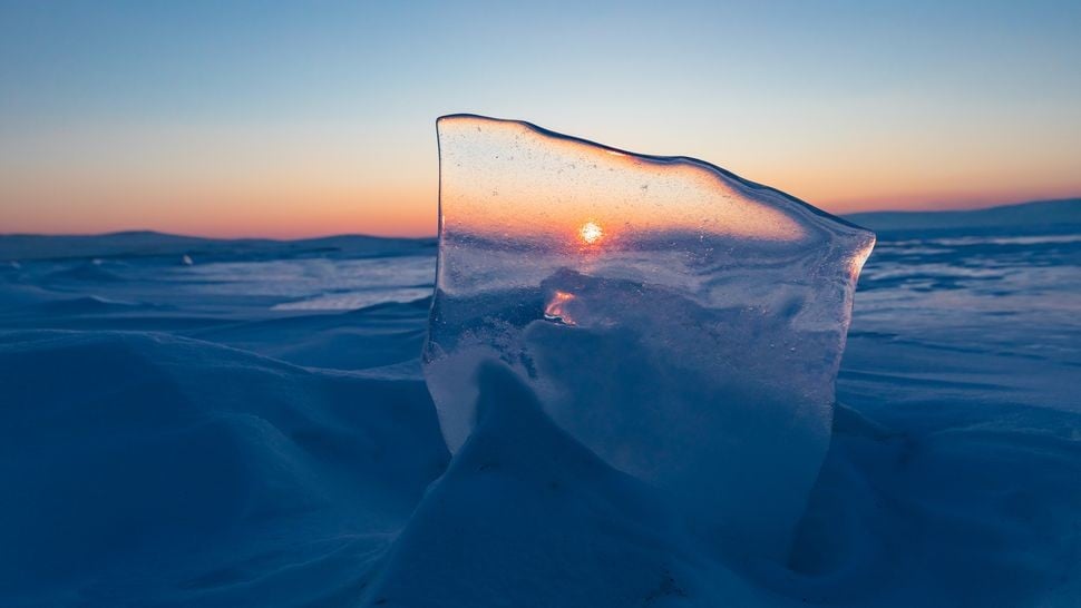 Con người thời kỳ băng hà đi qua cầu Bering Land có thể đã trải qua những điều kiện băng giá giống như những gì được thấy ở hồ Baikal ở Siberia. (Ảnh: WanRu Chen / Getty Images)