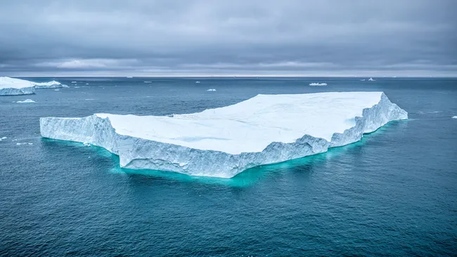 Tại sao băng lại nổi trên mặt nước mà không chìm xuống đáy? Nó liên quan đến mật độ và cấu trúc phân tử của nước. (Ảnh: eloi_omella / Getty Images)