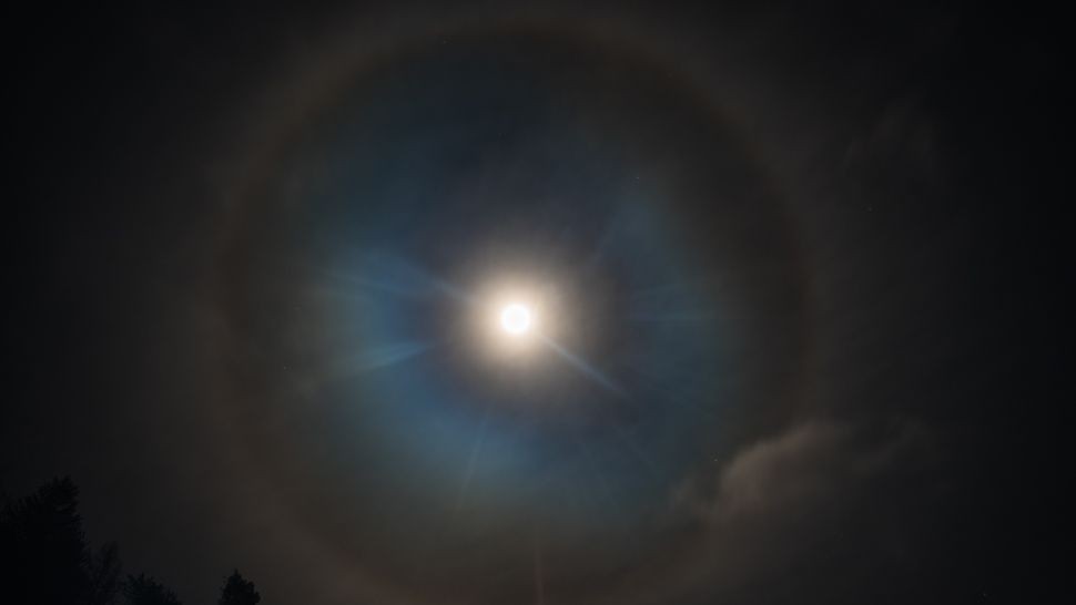 Quầng sáng mặt trăng gắn liền với thời tiết xấu trong văn hóa dân gian. (Ảnh: ClickAndPray Photography/Getty Images)
