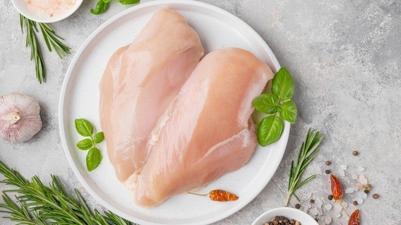 Thịt gà, đặc biệt là ức gà thấp chất béo và không chứa nhiều calo