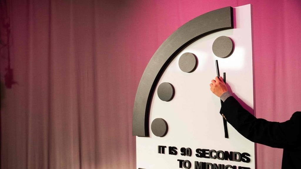 Bản tin của các nhà khoa học nguyên tử thông báo rằng Đồng hồ ngày tận thế năm nay được đặt ở mức 90 giây đến nửa đêm - trong năm thứ hai liên tiếp, “phản ánh tình trạng nguy hiểm chưa từng có mà thế giới phải đối mặt”. Ảnh: AFP