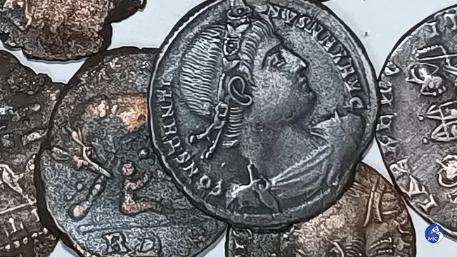 Một số đồng xu bằng đồng cổ được phát hiện bởi một thợ lặn ở Sardinia. (Ảnh: Bộ Văn hóa Ý)