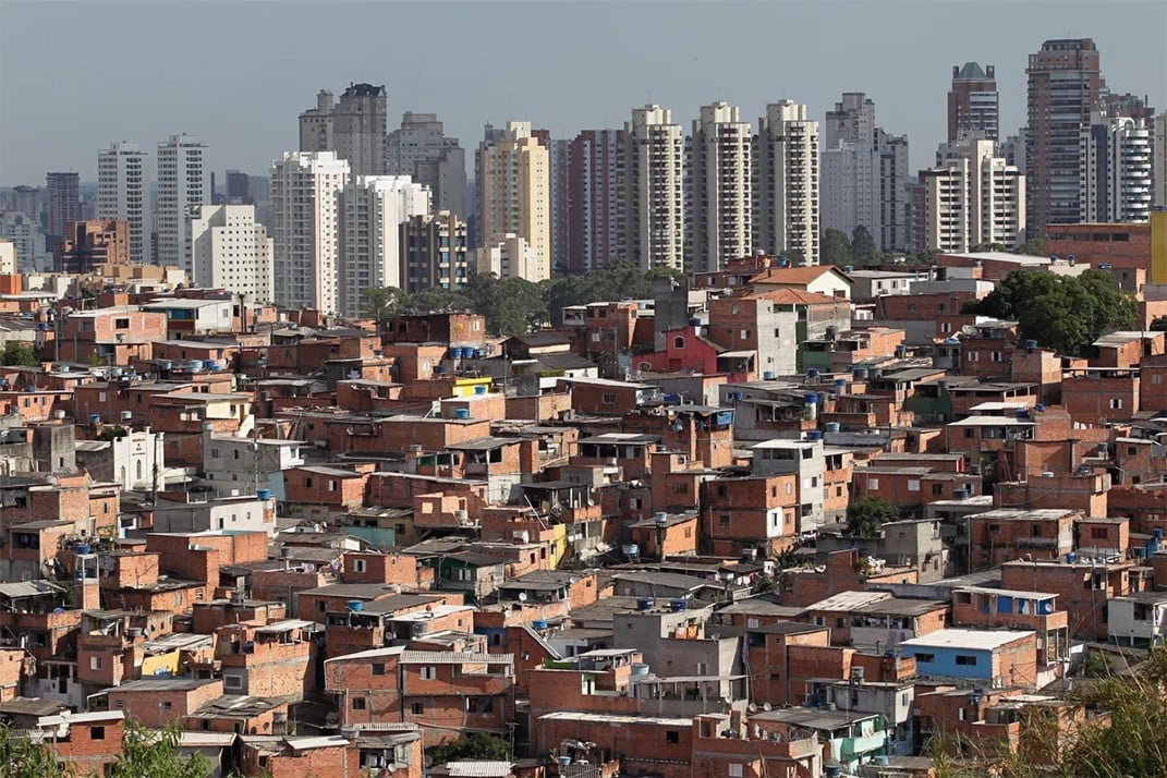 Khu ổ chuột trên sườn đồi São Paulo, Brazil, được bao quanh bởi các khối tháp cao tầng. Ảnh: Getty Images
