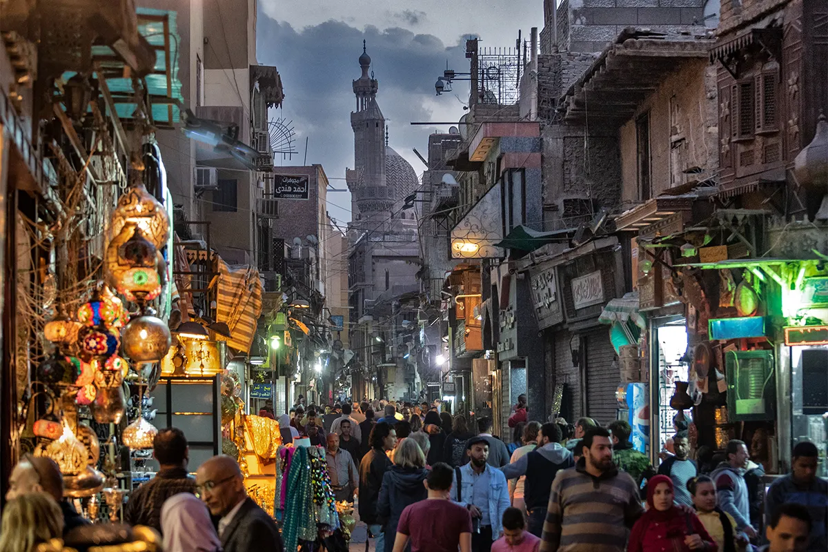 Đám đông trên một con phố đông đúc vào buổi chiều muộn ở Cairo, Ai Cập. Ảnh: Getty Images