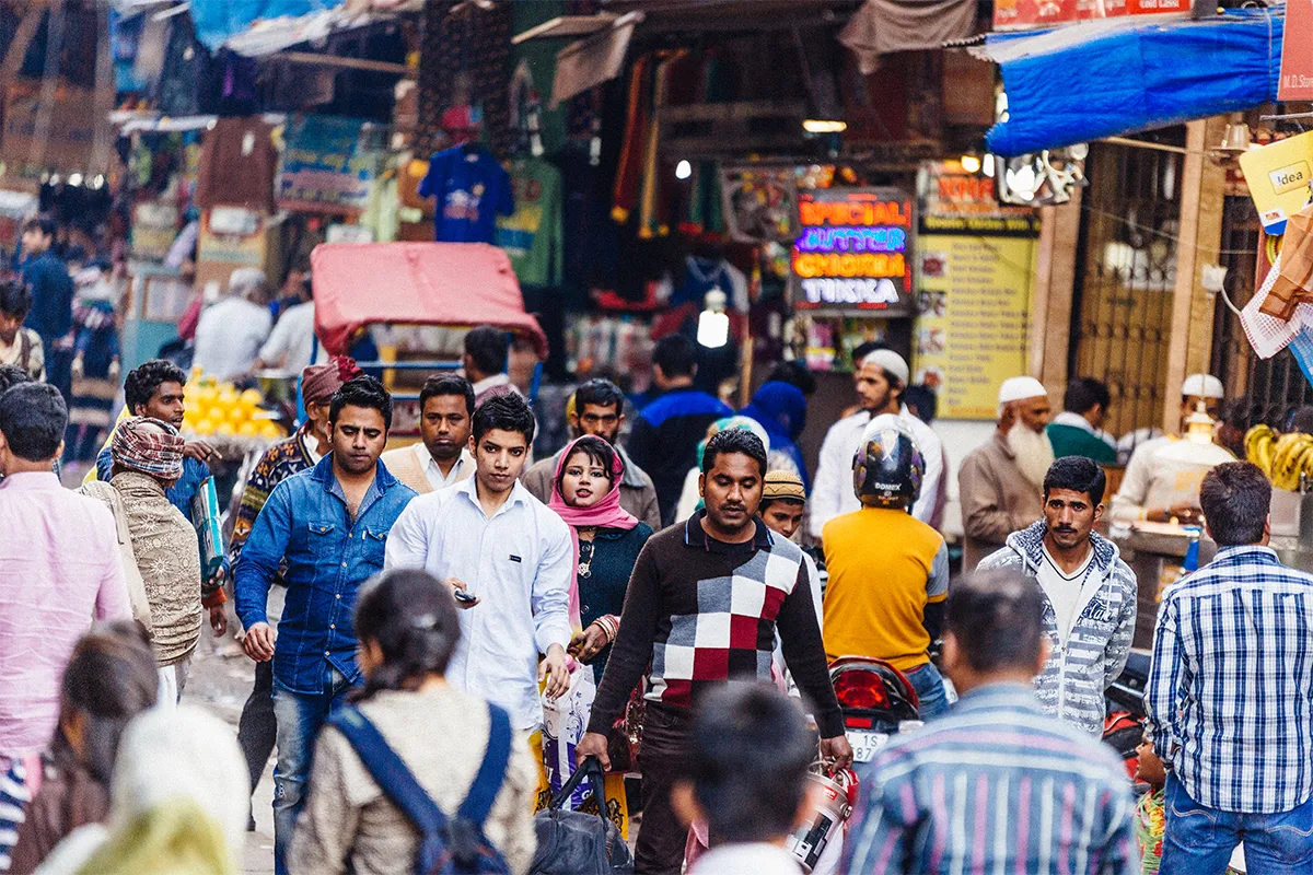 Người dân đi bộ trên đường phố đông đúc ở Delhi, Ấn Độ. Ảnh: Getty Images