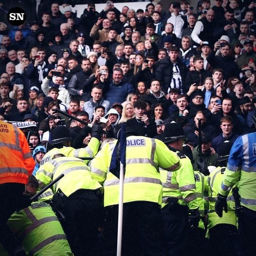 Bạo loạn tại Cup FA, cầu thủ phải trực tiếp bảo vệ người thân - Ảnh 1