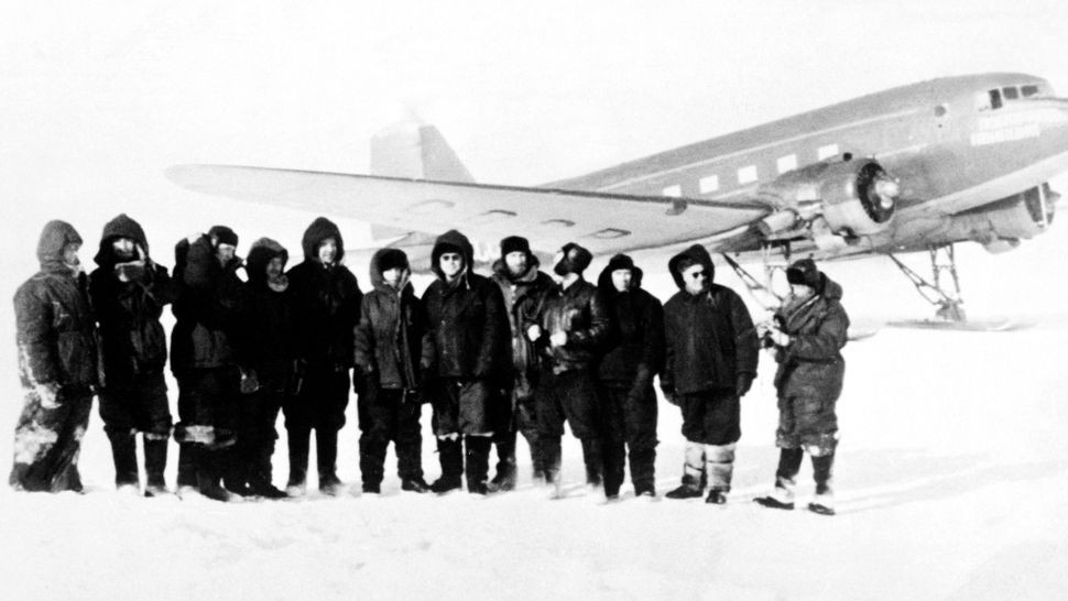 Những người đàn ông đứng cạnh máy bay ở Nam Cực năm 1957 (Ảnh: Marka/Universal Images Group/Getty Images)