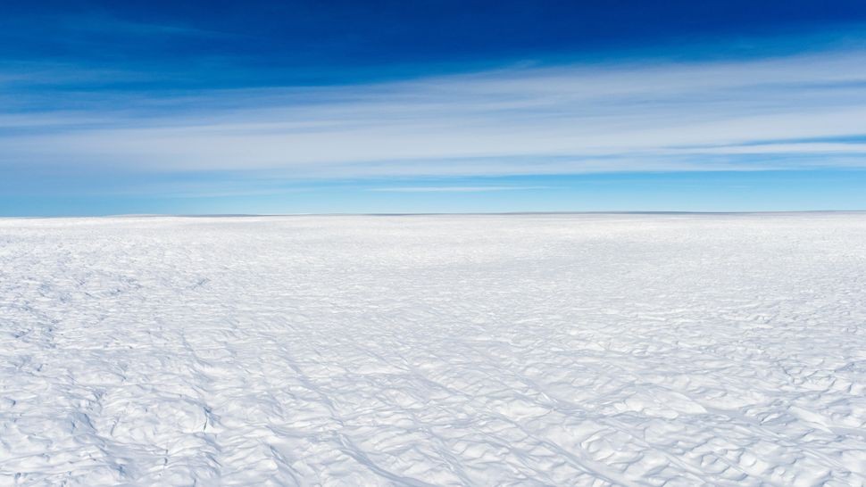 Đồng bằng dải băng Greenland rộng lớn vào một ngày quang đãng (Ảnh: Jason Edwards/Getty Images)