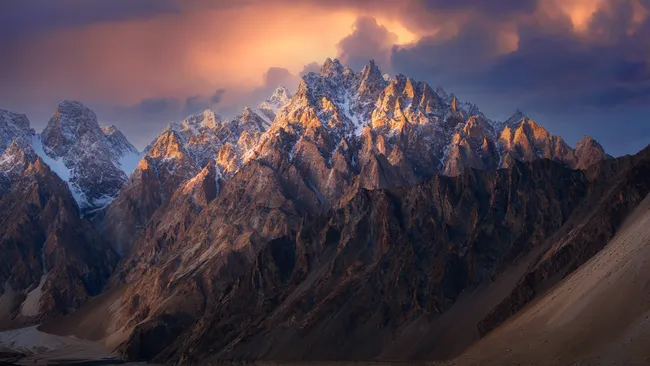 Dãy Himalayas được nhìn thấy từ trong Thung lũng Passu của Pakistan (Ảnh: Pone Pluck/Getty Images)