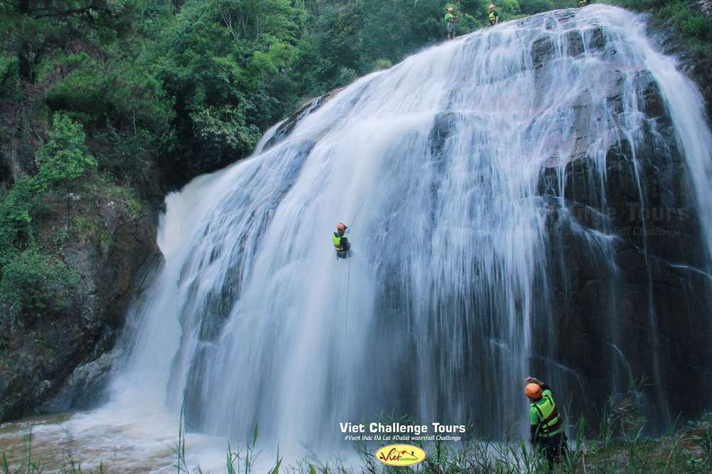 Canyoning ở Đà Lạt: Trải Nghiệm Vượt Thác Đầy Thách Thức Cùng Viet Challenge - Ảnh 1