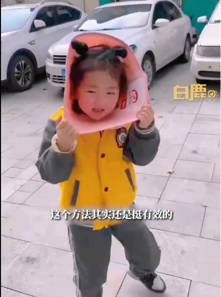 Người đàn ông bắt cháu gái 5 tuổi đeo vòng loa của vật nuôi, lý do đằng sau gây tranh cãi - Ảnh 2